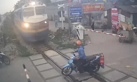Tài xế xe máy cố tình vượt qua đường ray và cái kết thót tim