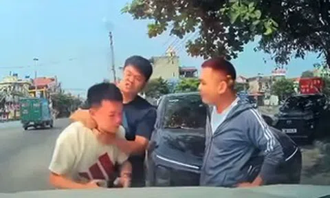 VIDEO: Người đàn ông bị bóp cổ, đánh tới tấp ngay giữa phố