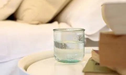 Không phải mê tín, đây là lý do tại sao nên đặt 1 cốc nước ở nhiệt độ phòng cạnh giường ngủ