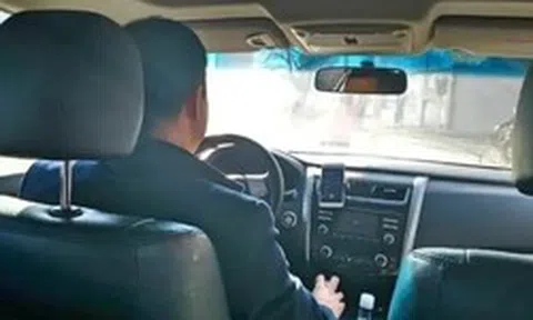 Phát hiện khách ôm túi đựng hơn 300 triệu đồng tiền mặt, tài xế nhận cuộc gọi lạ liền quay đầu đưa thẳng đến đồn công an