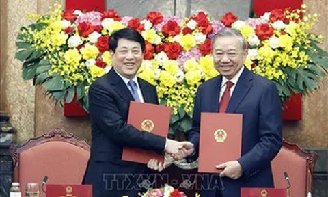 Bàn giao công tác giữa Tổng Bí thư, Chủ tịch nước Tô Lâm và nguyên Chủ tịch nước Lương Cường