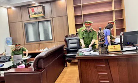 Hình ảnh khám xét, bắt giữ nguyên Phó Chủ tịch TP trước đây liên quan nhóm “xã hội đen”