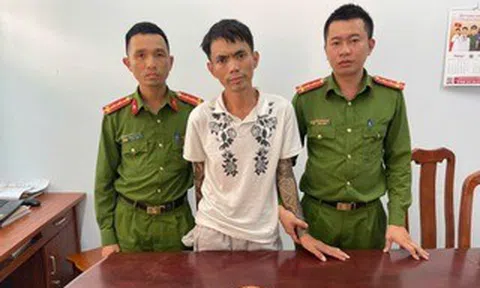 Bị bắt giữa phố, gã đàn ông lộ số ma túy cất giấu trong người