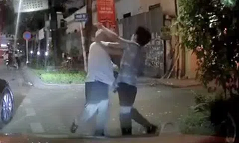 Tài xế Mercedes bị tố tạt đầu, đấm tài xế taxi