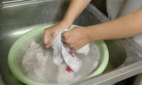 Người phụ nữ ảnh hưởng hô hấp sau 6 tháng giặt quần áo theo cách này