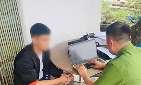 Nam thanh viên 19 tuổi đi xe máy tông CSGT bị thương