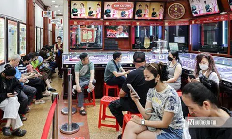 Người dân xếp hàng chờ giao dịch tại cửa hàng vàng Bảo Tín Minh Châu