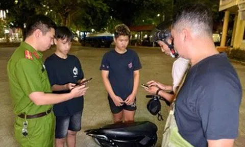 Xe máy chở 3, lạng lách và cố tình tông vào rào chắn của công an