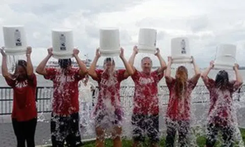 Vì sao thử thách "giội nước đá lên đầu" bất ngờ gây sốt?