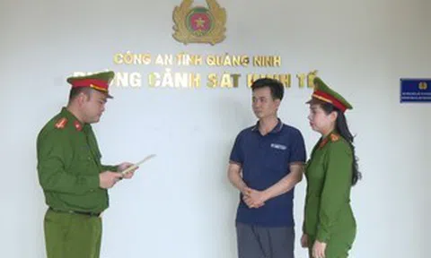 Bắt 2 mẹ con chủ doanh nghiệp dùng axit pha nước lã sản xuất gần 1.000 lít giấm giả