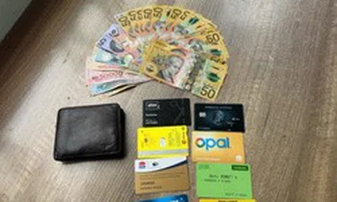 Phát hiện 1 chiếc ví màu đen có 300.000 đồng, 830 AUD và loạt thẻ tín dụng trên đường đi chợ: Công an sử dụng biện pháp nghiệp vụ vào cuộc