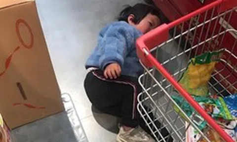 Cảnh tượng giữa siêu thị gây nhức nhối và bài học đắt giá về lời cảnh báo "Chiều con quá hóa hại con"