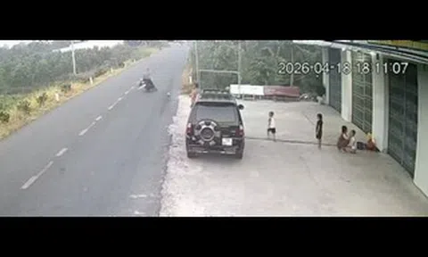 Bé trai đá bóng ra đường gây chết người, trách nhiệm thuộc về ai?