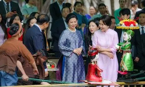 Phu nhân Ngô Phương Ly và Phu nhân Tổng thống Hàn Quốc thăm bảo tàng, xem múa rối nước