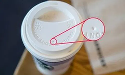 Uống cà phê mỗi ngày, nhưng 99% người dùng không biết lỗ nhỏ trên nắp cốc dùng để làm gì