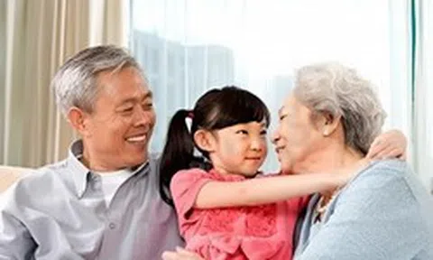 Cha mẹ muốn về già an yên, nhất định phải giữ 2 "lá bài" hộ thân này!