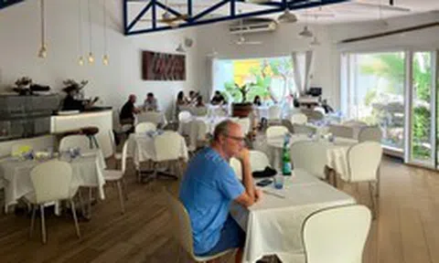 Vì sao giá nguyên liệu đã "hạ nhiệt" nhưng hàng quán vẫn giữ giá bán?