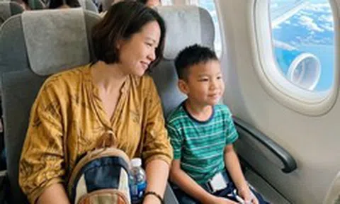 Đi máy bay, con trai hỏi: "Sao nhà mình không mua vé hạng thương gia?" - Cách trả lời của bà mẹ TP.HCM khiến nhiều người gật gù