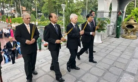 Lãnh đạo TPHCM viếng Nghĩa trang Liệt sĩ Bình Dương và Bà Rịa - Vũng Tàu