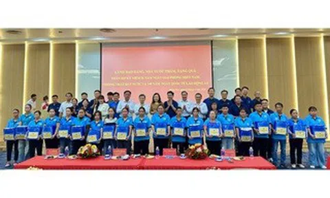 Trưởng ban Nội chính Trung ương Lê Minh Trí thăm, tặng quà cho công nhân tại Đồng Nai