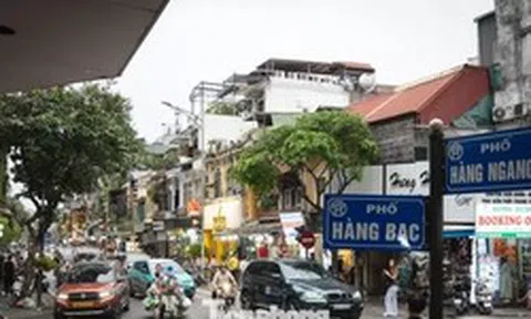 Phố lõi Hà Nội siết xe xăng: Dân lo tiền đổi xe, thấp thỏm hạ tầng sạc