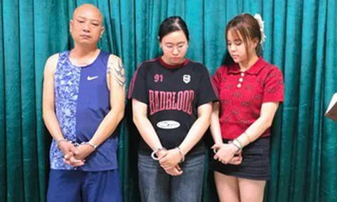 Bắt quả tang người đàn ông cùng 2 cô gái "chơi" ma túy trong nhà nghỉ, thu 1 khẩu súng