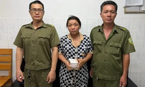 Đang phát tờ rơi cho vay, bị Công an phường Chợ Lớn mời về làm việc