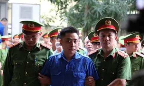 VIDEO: Dẫn giải Bùi Đình Khánh, kẻ nổ súng khiến thiếu tá Công an hy sinh, ra tòa