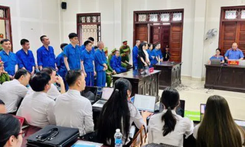 VIDEO: Dẫn giải trùm" ma túy Bùi Đình Khánh cùng 3 đồng phạm bị tuyên án tử hình rời tòa
