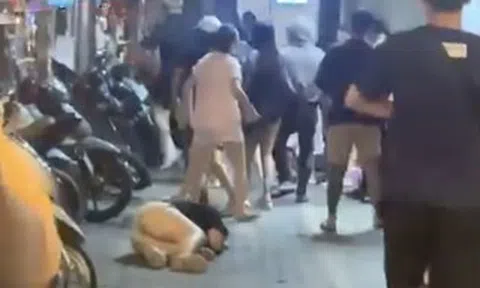Cô gái nằm gục trên vỉa hè sau vụ ẩu đả ở phố Huế