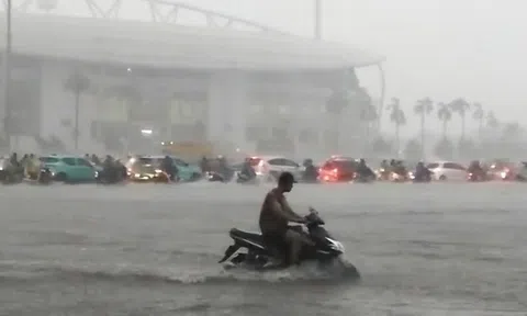 Hà Nội ngập sâu, đường phố tê liệt sau trận mưa to "trắng trời"