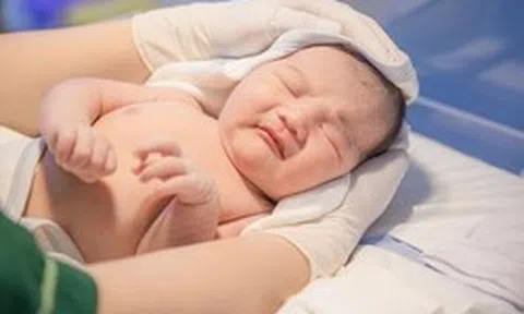 Không phải mê tín, chính bác sĩ sản khoa nói rằng em bé khỏe mạnh thường được sinh vào 3 thời điểm vàng này