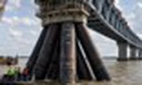 Phát hiện 264 thanh thép 'khổng lồ' bị Trung Quốc cắm sâu 122m dưới lòng sông, thứ chúng đang gánh phía trên là công trình thế kỷ