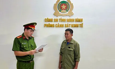 Mang thuyền ra sông hút cát về bán, 1 người đàn ông bị khởi tố