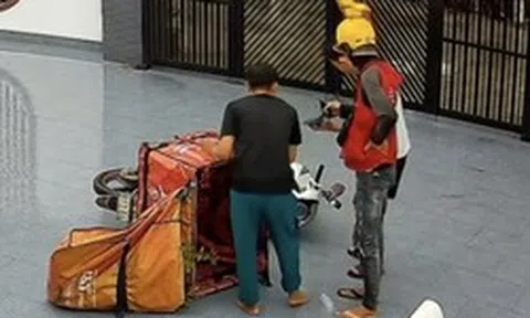 Vừa gọi “anh Nhân ơi…” thì shipper giao hàng gặp nạn, đoạn camera do chủ nhà trích xuất lan truyền khắp nơi
