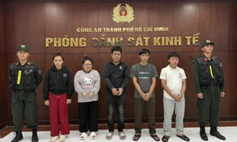 Công an TPHCM bắt vợ chồng chủ xưởng giày cùng 3 nhân viên