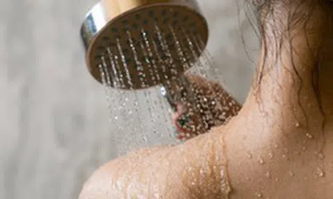 Bác sĩ cảnh báo: Thói quen tắm sau 22h dễ kích hoạt đột quỵ nguy hiểm