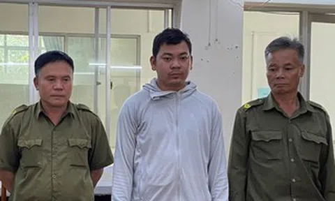 Khởi tố thanh niên dùng bạt che biển số xe rồi tạt sơn nhà hàng xóm
