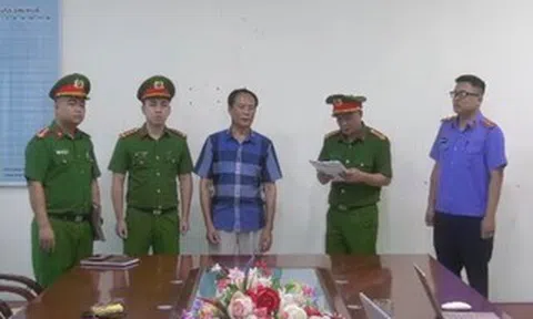 Bắt 3 cựu cán bộ Chi cục Thuế