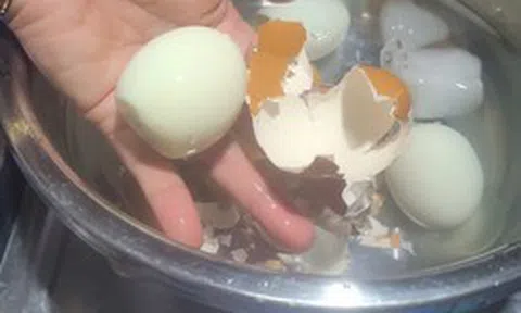 Luộc trứng nên đợi nước sôi hay thả ngay từ nước lạnh? Đơn giản thế mà nhiều người vẫn sai