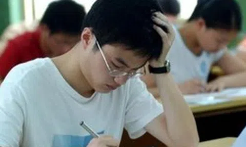 Nam sinh tưởng trượt ĐH vì môn Toán điểm cực thấp, nào ngờ hiệu trưởng xem xong bài thi lập tức đặc cách tuyển thẳng: “Em đã được nhận!”