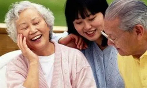 Khi con chủ động gửi tiền, cha mẹ thông minh không bao giờ nói: "Thôi con giữ lấy mà dùng" mà sẽ xử lý cực khéo như này!