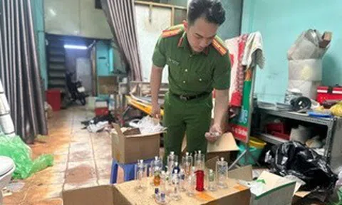 Công an TPHCM bắt 12 người sau khi kiểm tra một căn nhà