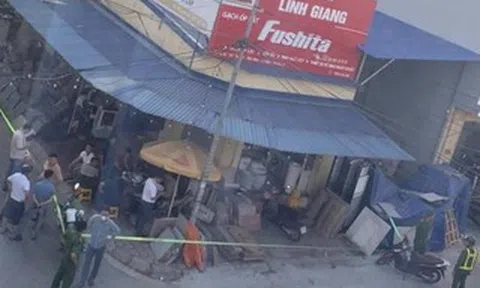 Nam thanh niên dùng dao tử tự bên thi thể cô gái trẻ