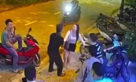 Nam thanh niên trêu ghẹo, tát cô gái trẻ trước quán karaoke