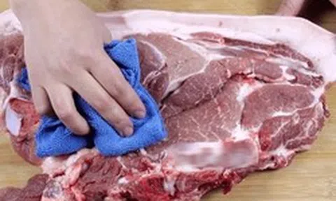 Vì sao người bán thường dùng giẻ lau phủ lên thịt lợn?