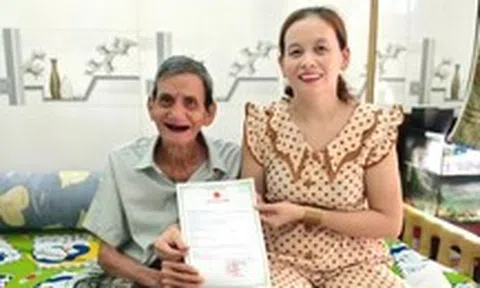 Cả đời lưu lạc không có giấy tờ, cụ ông 80 tuổi ở phường Tân Tạo ấm lòng nhận giấy khai sinh