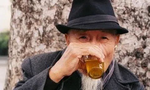 Lời khuyên cho những người hay uống 1 cốc nước ấm mỗi sáng