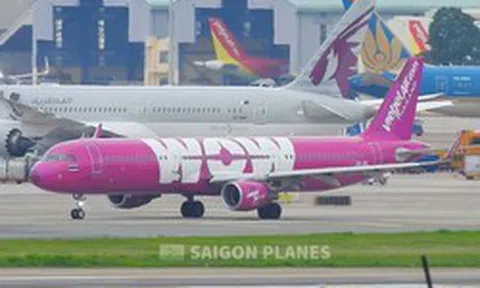 Máy bay lạ màu tím hồng, mang chữ “WOW” khổng lồ xuất hiện tại Tân Sơn Nhất