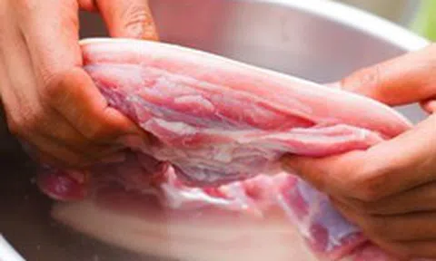 Tại sao nên ngâm thịt bằng nước muối trước khi chế biến?